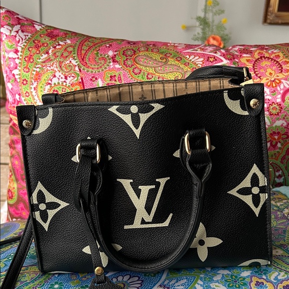 Black Purse with Light Beige Print - Picture 2 of 12